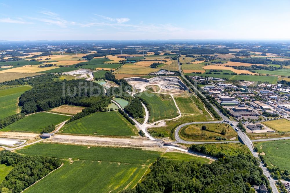 Beckum aus der Vogelperspektive: Baustelle zum Ausbau der Ortsumgehung im Straßenverlauf der Bundesstraße B58 bis zur Kreisstraße K45 in Beckum im Bundesland Nordrhein-Westfalen, Deutschland