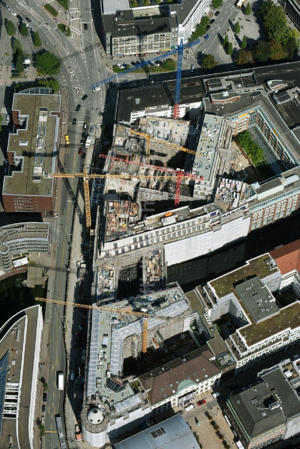 Luftaufnahme Hamburg - Baustelle zum Bau des Wohn- und Geschäftshaus Viertels Stadthöfe-Quartier in Hamburg