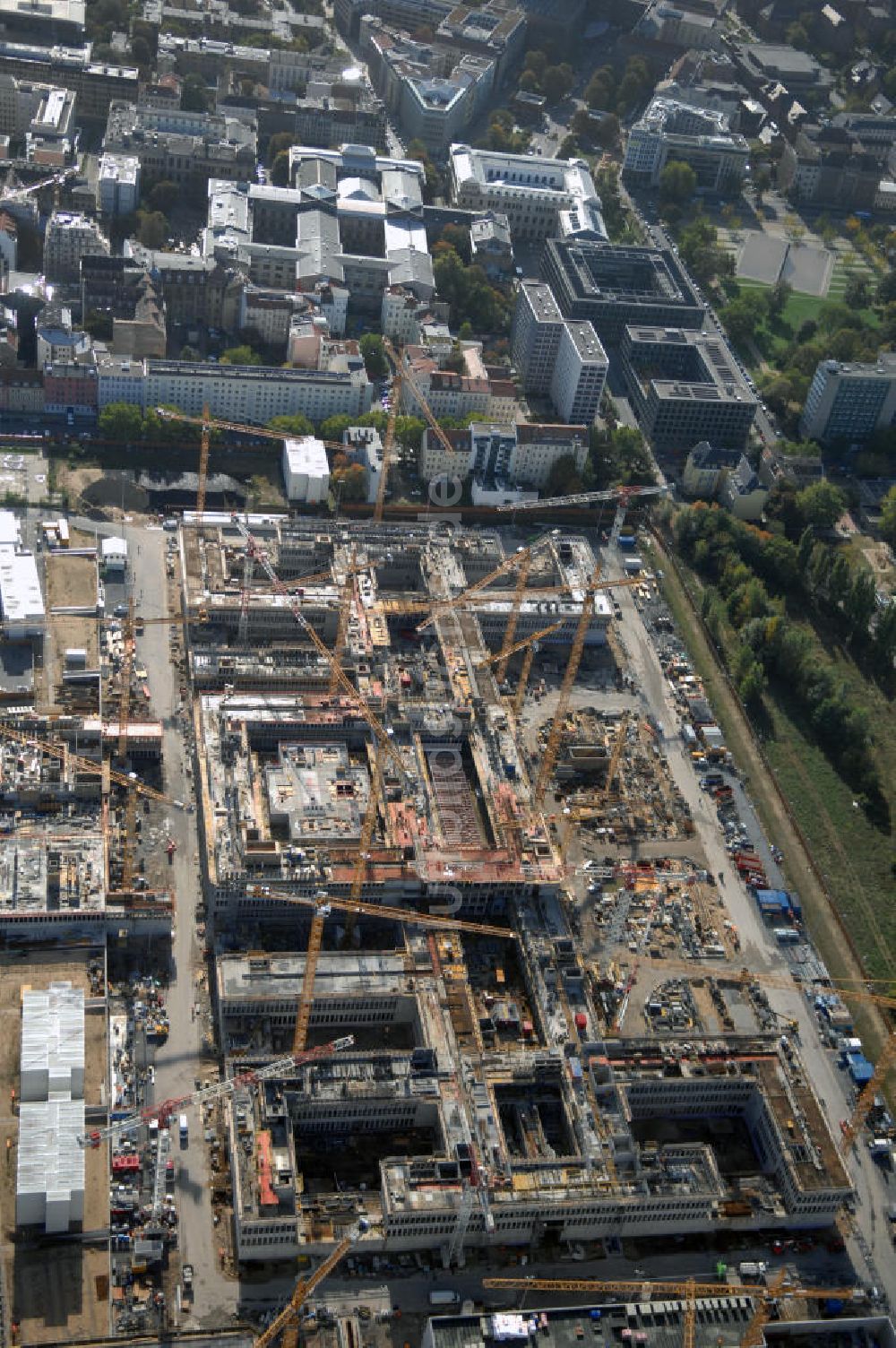 Luftaufnahme Berlin - Baustelle zum BND Neubau im Bezirk Mitte