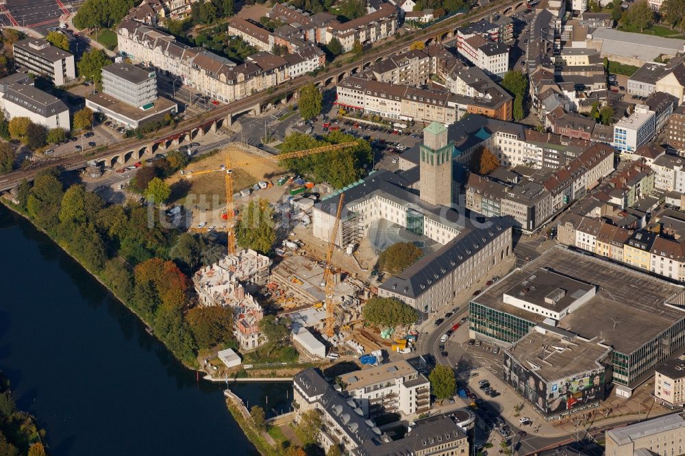 Mülheim an der Ruhr aus der Vogelperspektive: Baustelle zum Erweiterungsbau des Rathauses am Flußufer in Mülheim an der Ruhr im Bundesland Nordrhein-Westfalen