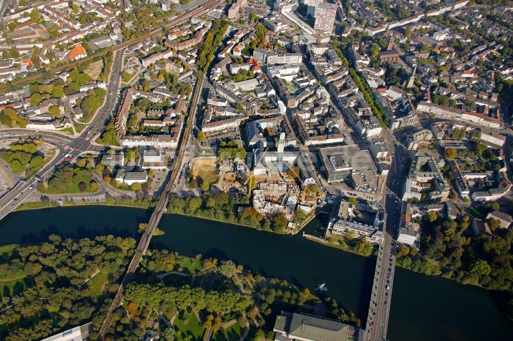 Luftaufnahme Mülheim an der Ruhr - Baustelle zum Erweiterungsbau des Rathauses am Flußufer in Mülheim an der Ruhr im Bundesland Nordrhein-Westfalen