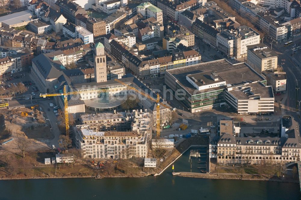 Mülheim an der Ruhr von oben - Baustelle zum Erweiterungsbau des Rathauses am Flußufer in Mülheim an der Ruhr im Bundesland Nordrhein-Westfalen