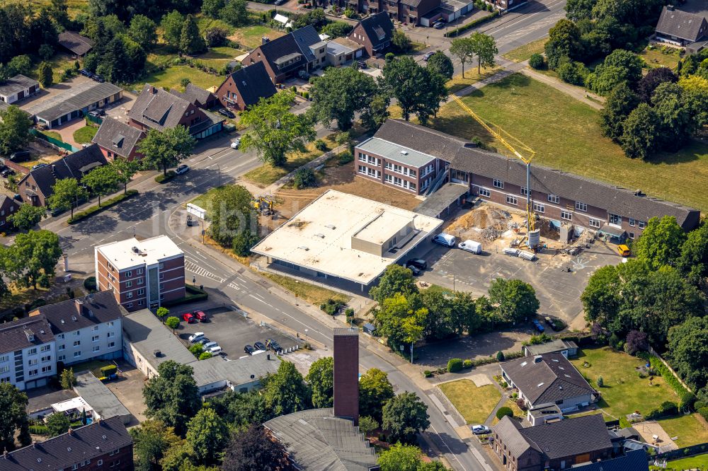 Luftaufnahme Kamp-Lintfort - Baustelle zum Erweiterungsbau des Schulgebäudes Ernst-Reuter-Schule in Kamp-Lintfort im Bundesland Nordrhein-Westfalen, Deutschland