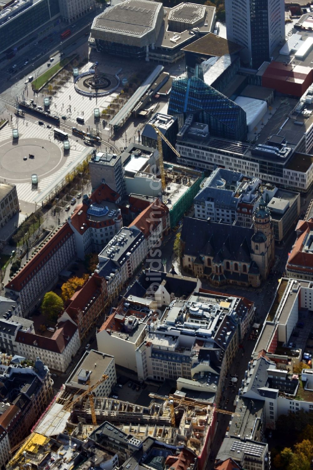 Luftaufnahme Leipzig - Baustelle zum Hotel - Neubau der Motel One Gruppe im Areal an der Ritterstraße - Nikolaistraße im Zentrum von Lepzig in Sachsen