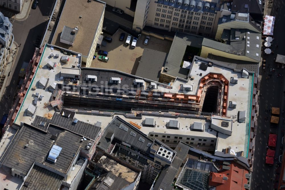 Leipzig aus der Vogelperspektive: Baustelle zum Hotel - Neubau der Motel One Gruppe im Areal an der Ritterstraße - Nikolaistraße im Zentrum von Lepzig in Sachsen