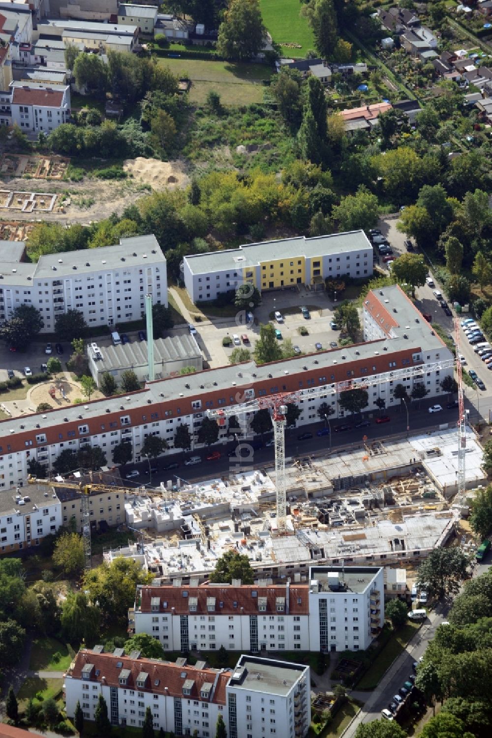 Berlin Köpenick aus der Vogelperspektive: Baustelle zum KÖWOGE- Wohnungsneubau an der Glienicker Ecke Adlershofer Straße in Köpenick in Berlin