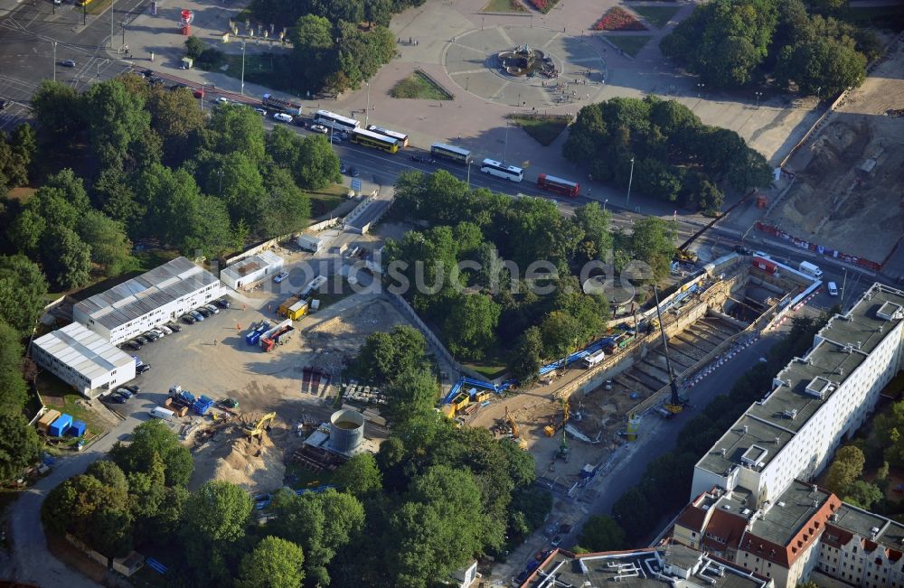 Luftaufnahme Berlin - Baustelle zum Lückenschluß der U-Bahnlinie U5 in der Rathausstraße im Bezirk Mitte in Berlin.