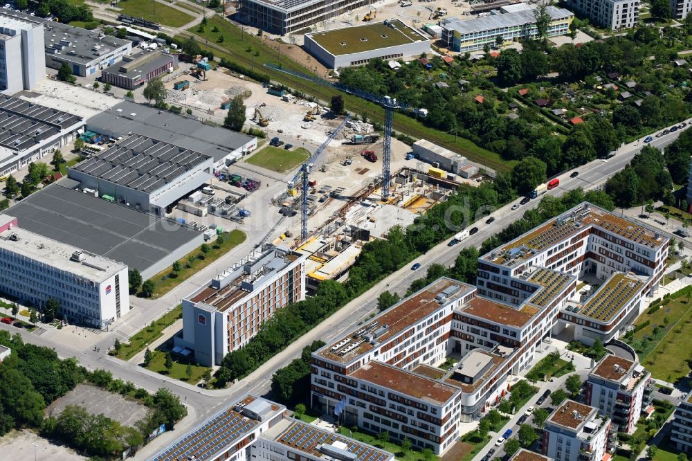 Luftaufnahme München - Baustelle zum Neuba eines Mehrfamilienhaus an der Domagkstraße im Ortsteil Schwabing-Freimann in München im Bundesland Bayern, Deutschland