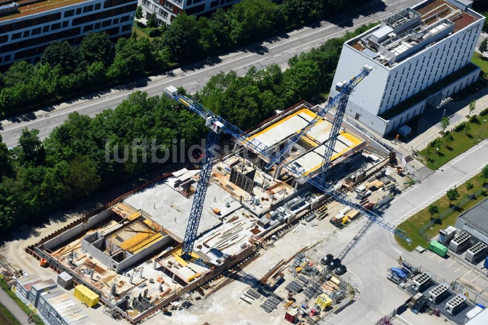 München von oben - Baustelle zum Neuba eines Mehrfamilienhaus an der Domagkstraße im Ortsteil Schwabing-Freimann in München im Bundesland Bayern, Deutschland