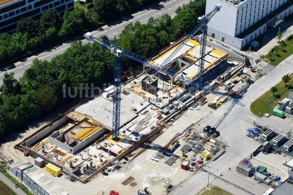 München aus der Vogelperspektive: Baustelle zum Neuba eines Mehrfamilienhaus an der Domagkstraße im Ortsteil Schwabing-Freimann in München im Bundesland Bayern, Deutschland