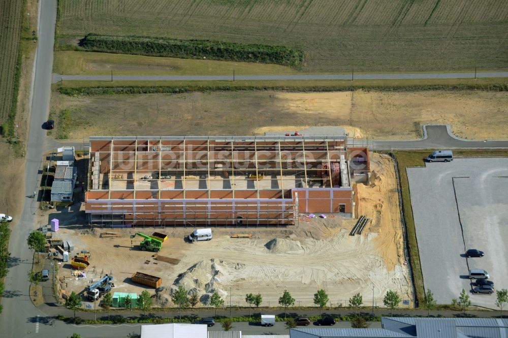 Gütersloh von oben - Baustelle zum Neubau eines ALDI Einkaufszentrums an der Herzbrocker Straße in Gütersloh im Bundesland Nordrhein-Westfalen