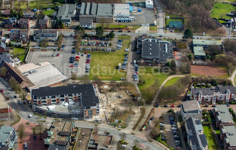 Luftaufnahme Bottrop - Baustelle zum Neubau eines Aldi- Süd Marktes im Wohnhaus an der Schukze-Delitzsch-Straße - Hauptstraße im Ortsteil Kirchhellen in Bottrop im Bundesland Nordrhein-Westfalen