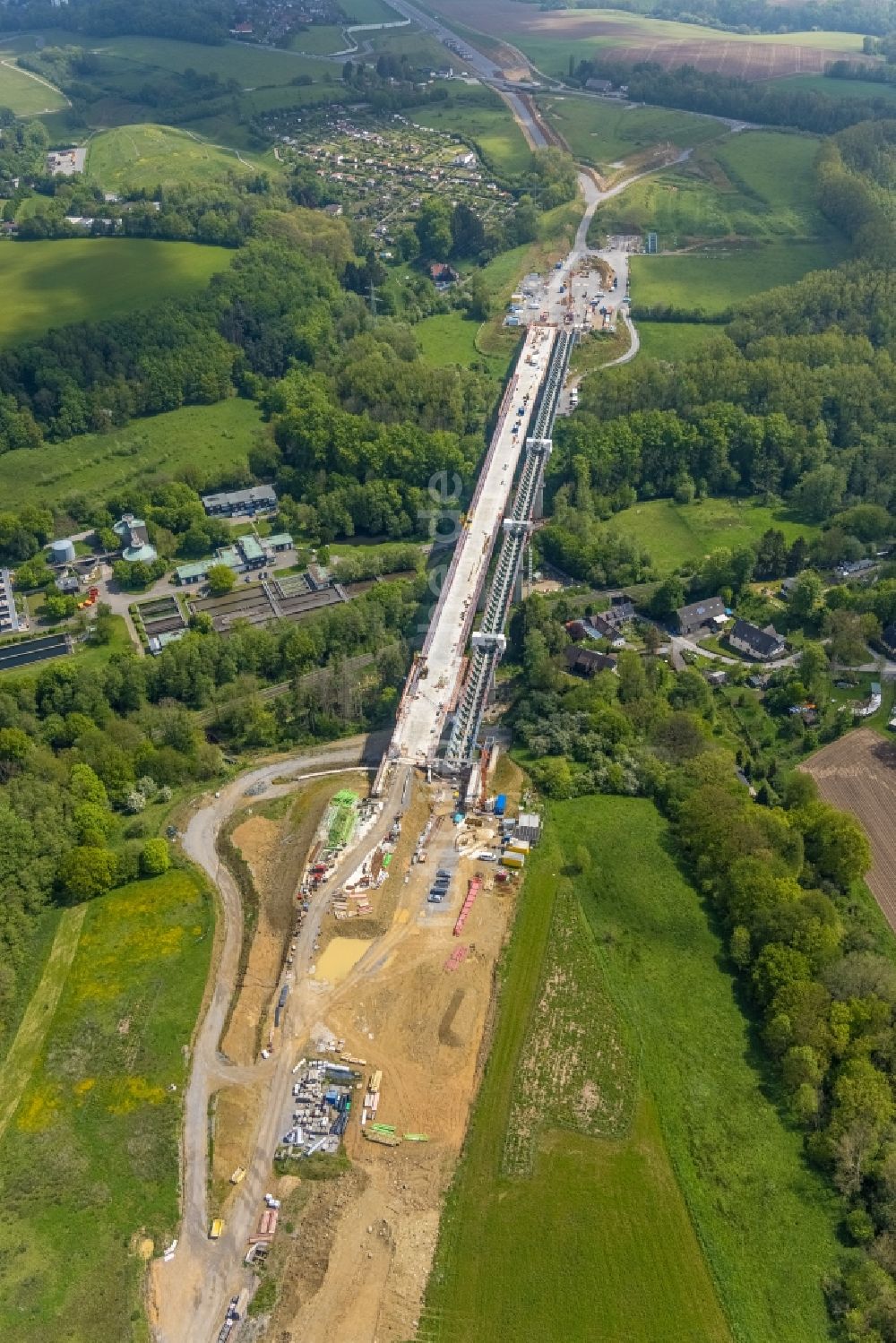 Heiligenhaus von oben - Baustelle zum Neubau der Angerbachtalbrücke der BAB A44 in Hofermühle im Bundesland Nordrhein-Westfalen, Deutschland