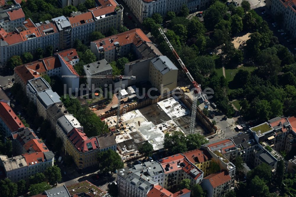 Berlin aus der Vogelperspektive: Baustelle zum Neubau eines Apartmenthauses am Teutoburger Platz im Stadtteil Prenzlauer Berg in Berlin