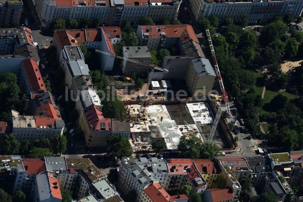 Luftbild Berlin - Baustelle zum Neubau eines Apartmenthauses am Teutoburger Platz im Stadtteil Prenzlauer Berg in Berlin