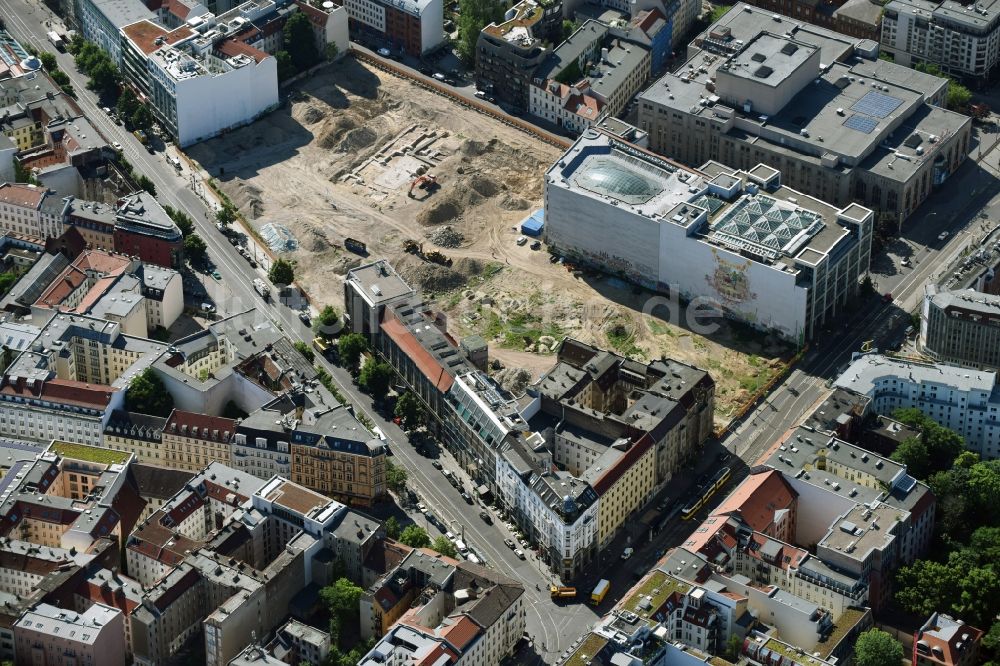 Berlin aus der Vogelperspektive: Baustelle zum Neubau auf dem Areal am Tacheles an der Oranienburger Straße im Ortsteil Mitte in Berlin, Deutschland