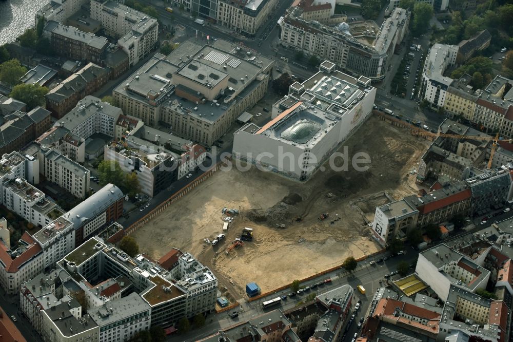 Berlin aus der Vogelperspektive: Baustelle zum Neubau auf dem Areal am Tacheles an der Oranienburger Straße im Ortsteil Mitte in Berlin, Deutschland