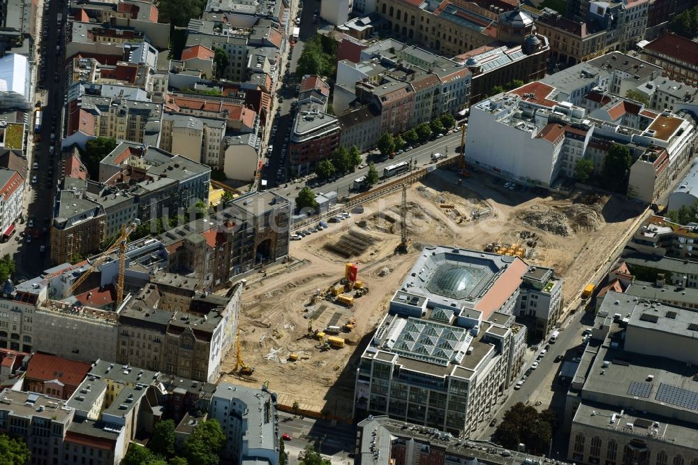 Berlin aus der Vogelperspektive: Baustelle zum Neubau auf dem Areal am Tacheles an der Oranienburger Straße im Ortsteil Mitte in Berlin, Deutschland