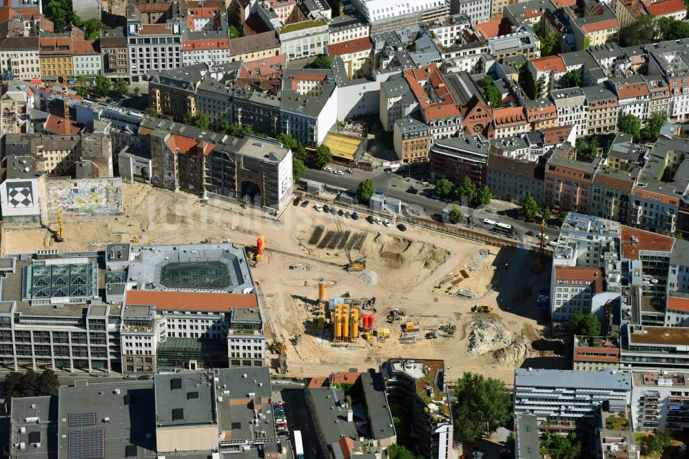 Berlin aus der Vogelperspektive: Baustelle zum Neubau auf dem Areal am Tacheles an der Oranienburger Straße im Ortsteil Mitte in Berlin, Deutschland