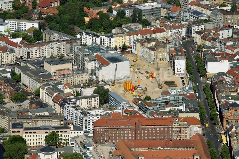 Berlin aus der Vogelperspektive: Baustelle zum Neubau auf dem Areal am Tacheles an der Oranienburger Straße im Ortsteil Mitte in Berlin, Deutschland