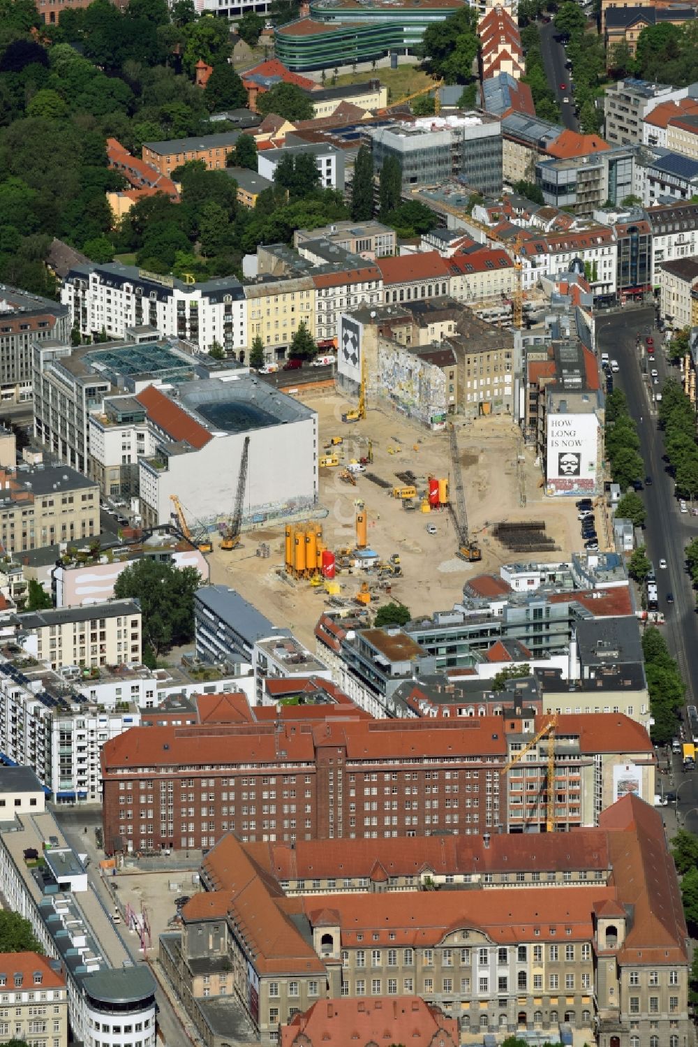 Luftaufnahme Berlin - Baustelle zum Neubau auf dem Areal am Tacheles an der Oranienburger Straße im Ortsteil Mitte in Berlin, Deutschland