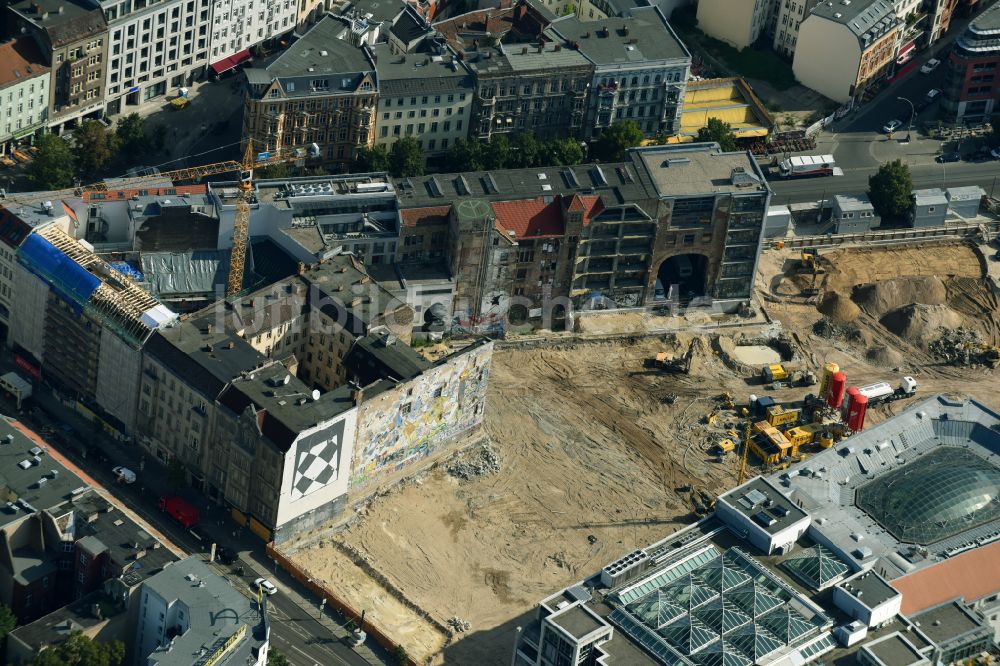 Berlin von oben - Baustelle zum Neubau auf dem Areal am Tacheles an der Oranienburger Straße im Ortsteil Mitte in Berlin, Deutschland