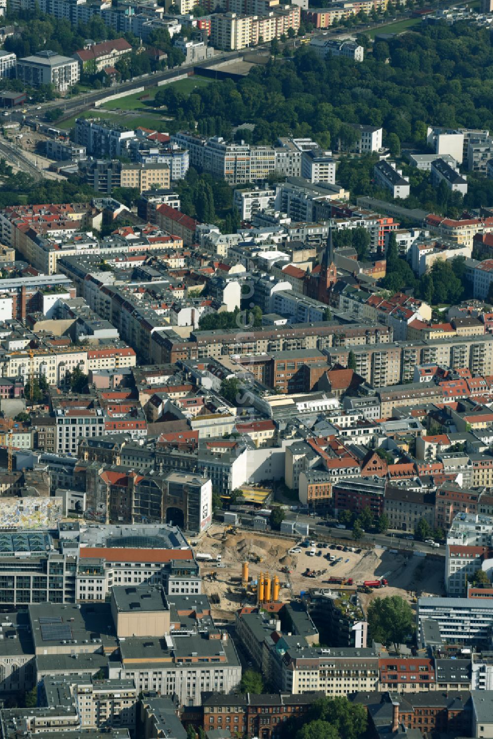 Berlin aus der Vogelperspektive: Baustelle zum Neubau auf dem Areal am Tacheles an der Oranienburger Straße im Ortsteil Mitte in Berlin, Deutschland