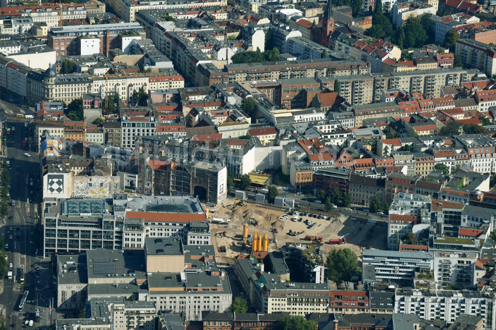 Luftbild Berlin - Baustelle zum Neubau auf dem Areal am Tacheles an der Oranienburger Straße im Ortsteil Mitte in Berlin, Deutschland