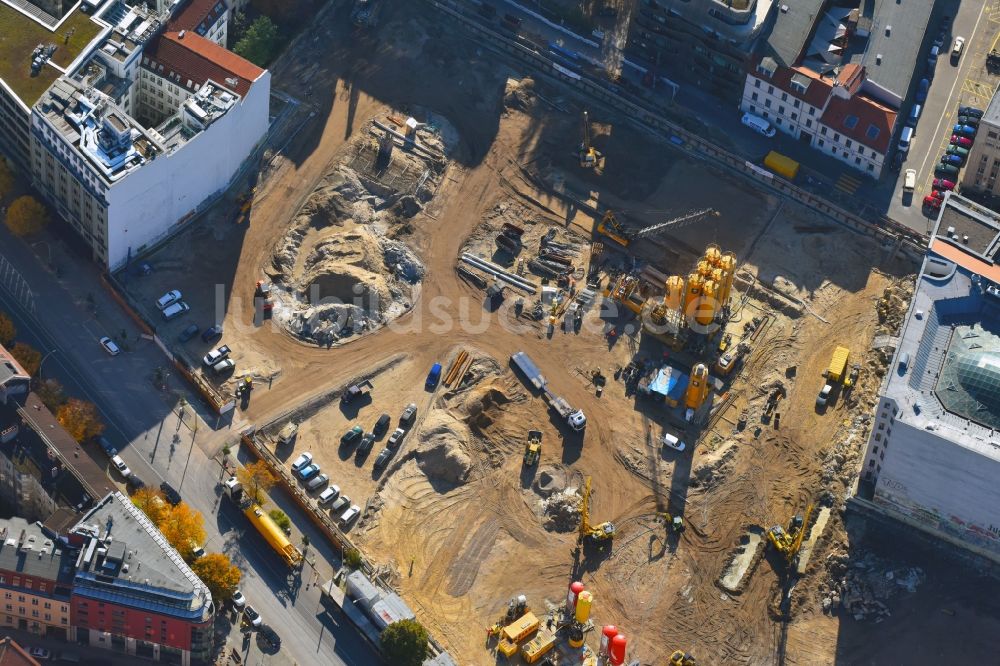 Berlin aus der Vogelperspektive: Baustelle zum Neubau auf dem Areal am Tacheles an der Oranienburger Straße im Ortsteil Mitte in Berlin, Deutschland