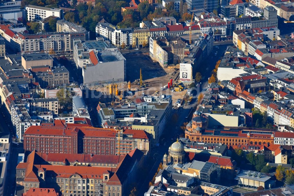 Berlin aus der Vogelperspektive: Baustelle zum Neubau auf dem Areal am Tacheles an der Oranienburger Straße im Ortsteil Mitte in Berlin, Deutschland