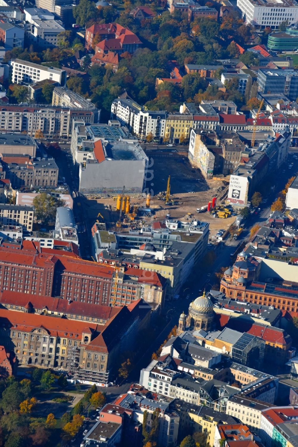 Berlin aus der Vogelperspektive: Baustelle zum Neubau auf dem Areal am Tacheles an der Oranienburger Straße im Ortsteil Mitte in Berlin, Deutschland