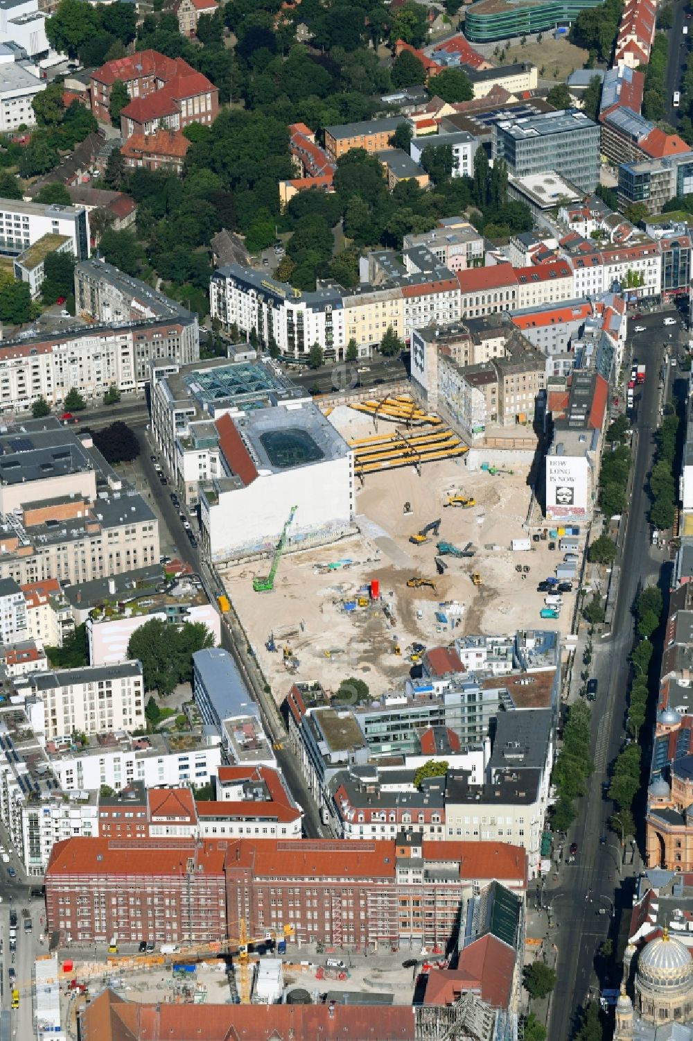 Berlin von oben - Baustelle zum Neubau auf dem Areal am Tacheles an der Oranienburger Straße im Ortsteil Mitte in Berlin, Deutschland