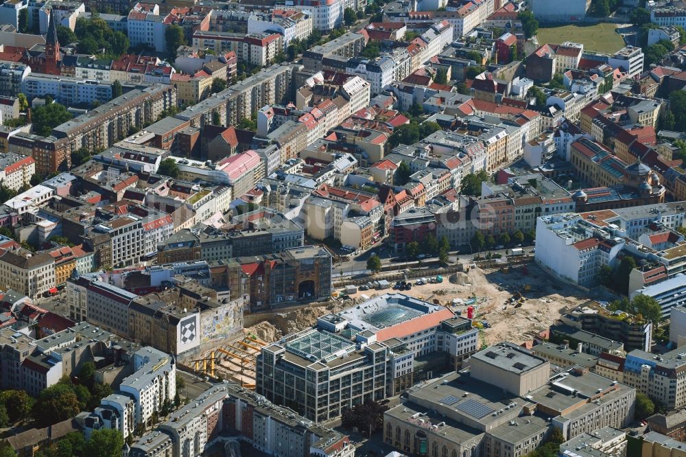 Berlin aus der Vogelperspektive: Baustelle zum Neubau auf dem Areal am Tacheles an der Oranienburger Straße im Ortsteil Mitte in Berlin, Deutschland