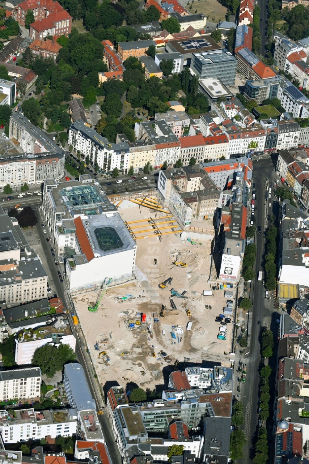 Berlin aus der Vogelperspektive: Baustelle zum Neubau auf dem Areal am Tacheles an der Oranienburger Straße im Ortsteil Mitte in Berlin, Deutschland