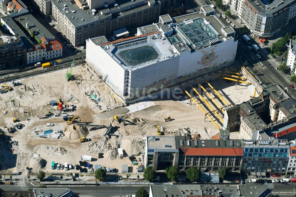 Berlin aus der Vogelperspektive: Baustelle zum Neubau auf dem Areal am Tacheles an der Oranienburger Straße im Ortsteil Mitte in Berlin, Deutschland