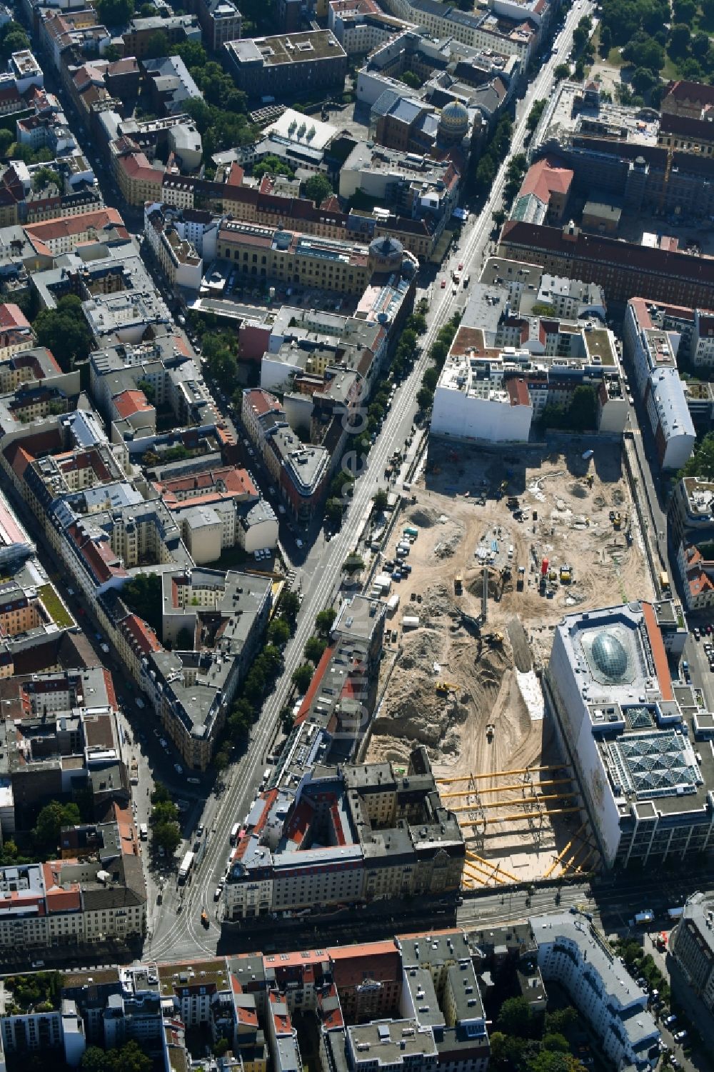 Luftaufnahme Berlin - Baustelle zum Neubau auf dem Areal am Tacheles an der Oranienburger Straße im Ortsteil Mitte in Berlin, Deutschland