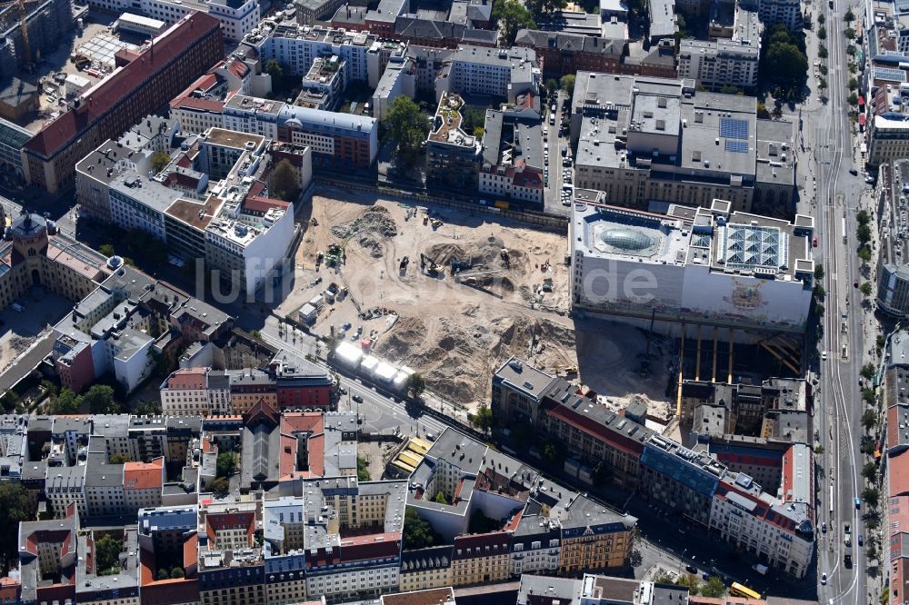 Berlin von oben - Baustelle zum Neubau auf dem Areal am Tacheles an der Oranienburger Straße im Ortsteil Mitte in Berlin, Deutschland