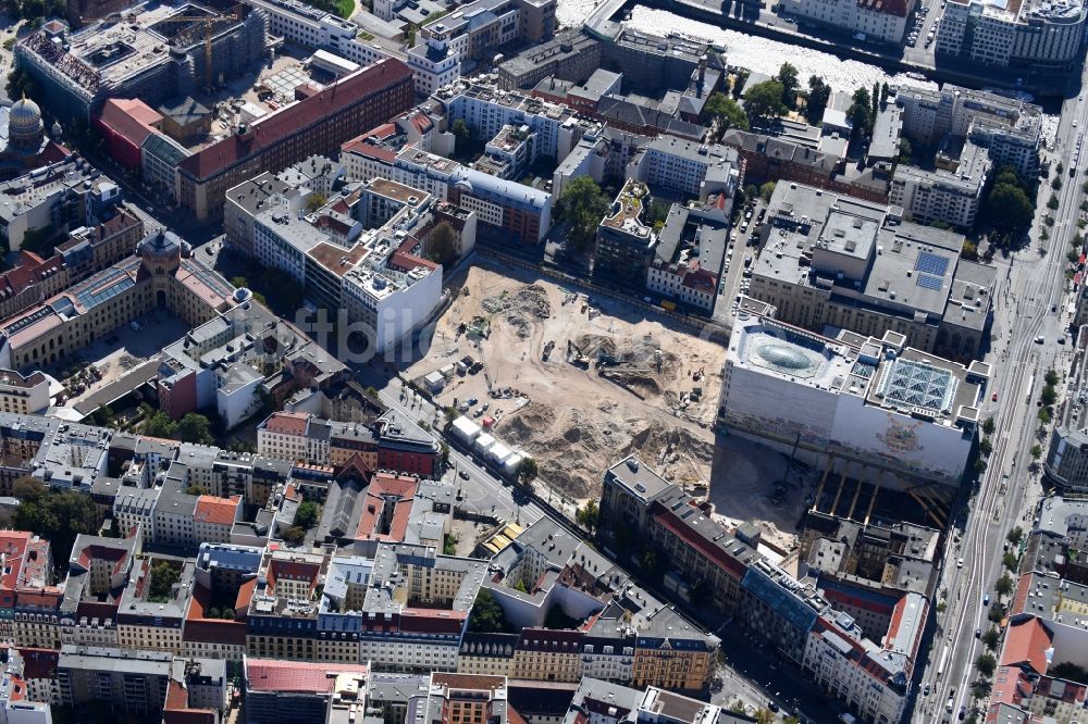 Berlin aus der Vogelperspektive: Baustelle zum Neubau auf dem Areal am Tacheles an der Oranienburger Straße im Ortsteil Mitte in Berlin, Deutschland