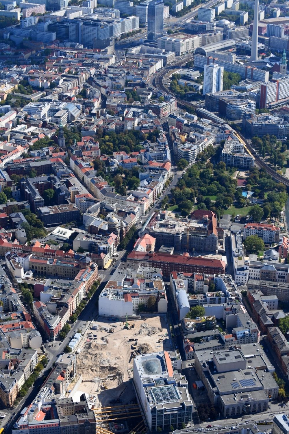 Berlin aus der Vogelperspektive: Baustelle zum Neubau auf dem Areal am Tacheles an der Oranienburger Straße im Ortsteil Mitte in Berlin, Deutschland