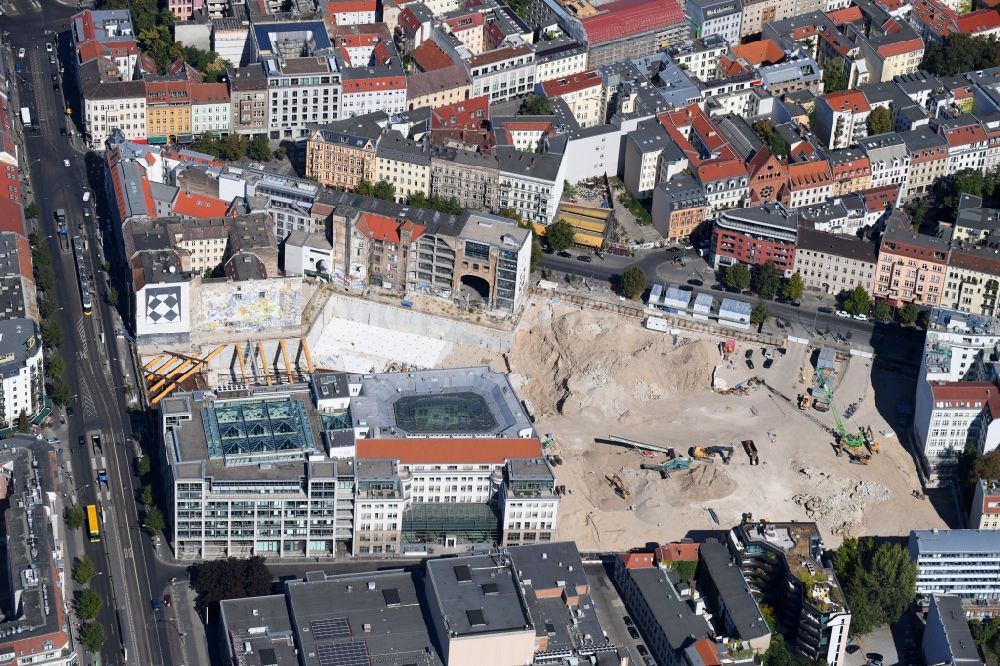 Berlin von oben - Baustelle zum Neubau auf dem Areal am Tacheles an der Oranienburger Straße im Ortsteil Mitte in Berlin, Deutschland