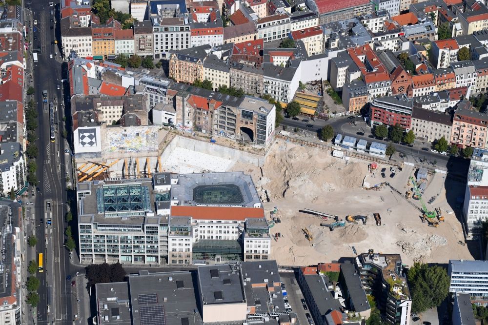 Berlin aus der Vogelperspektive: Baustelle zum Neubau auf dem Areal am Tacheles an der Oranienburger Straße im Ortsteil Mitte in Berlin, Deutschland