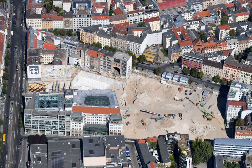 Luftbild Berlin - Baustelle zum Neubau auf dem Areal am Tacheles an der Oranienburger Straße im Ortsteil Mitte in Berlin, Deutschland