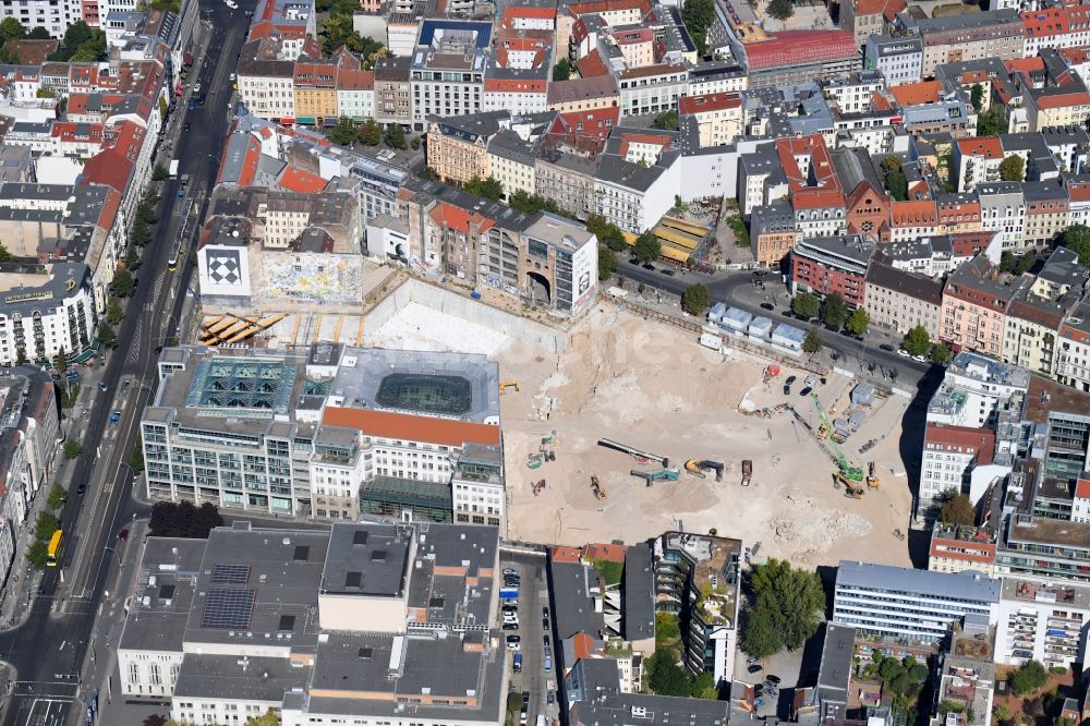 Luftaufnahme Berlin - Baustelle zum Neubau auf dem Areal am Tacheles an der Oranienburger Straße im Ortsteil Mitte in Berlin, Deutschland