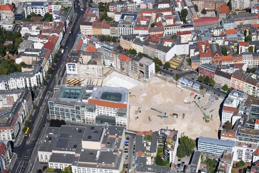 Berlin von oben - Baustelle zum Neubau auf dem Areal am Tacheles an der Oranienburger Straße im Ortsteil Mitte in Berlin, Deutschland