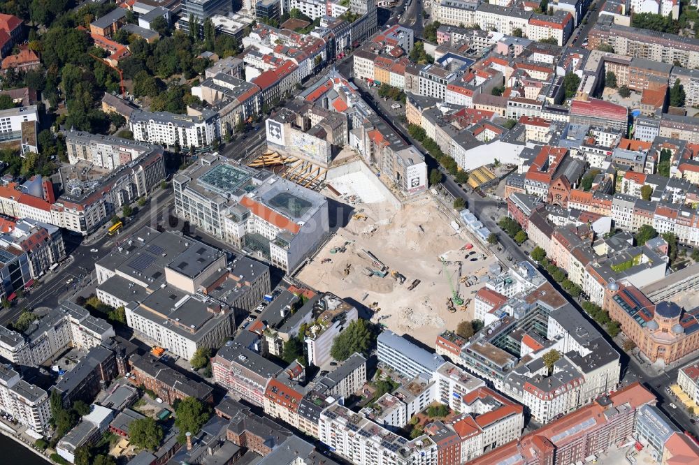 Berlin aus der Vogelperspektive: Baustelle zum Neubau auf dem Areal am Tacheles an der Oranienburger Straße im Ortsteil Mitte in Berlin, Deutschland