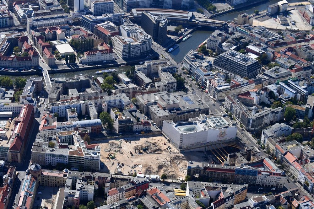 Berlin aus der Vogelperspektive: Baustelle zum Neubau auf dem Areal am Tacheles an der Oranienburger Straße im Ortsteil Mitte in Berlin, Deutschland