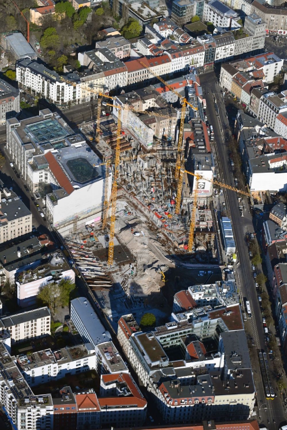 Berlin aus der Vogelperspektive: Baustelle zum Neubau auf dem Areal am Tacheles an der Oranienburger Straße im Ortsteil Mitte in Berlin, Deutschland