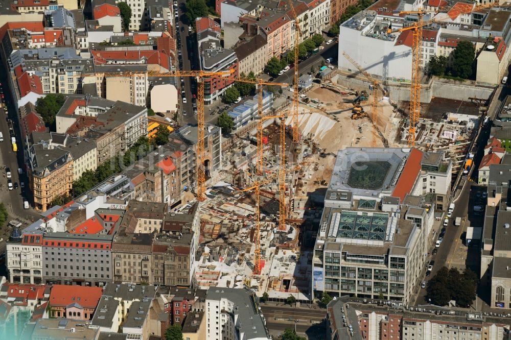 Berlin aus der Vogelperspektive: Baustelle zum Neubau auf dem Areal am Tacheles an der Oranienburger Straße im Ortsteil Mitte in Berlin, Deutschland