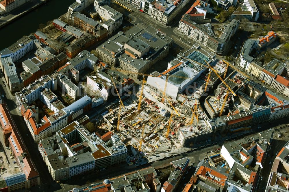 Berlin aus der Vogelperspektive: Baustelle zum Neubau auf dem Areal am Tacheles an der Oranienburger Straße im Ortsteil Mitte in Berlin, Deutschland