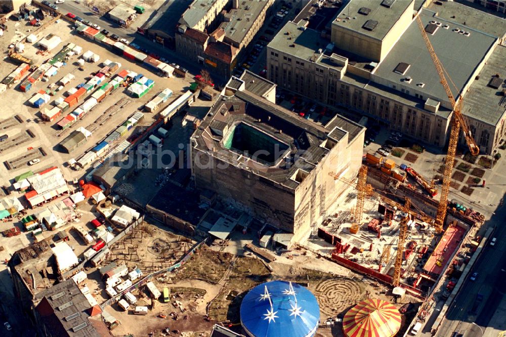 Berlin aus der Vogelperspektive: Baustelle zum Neubau auf dem Areal am Tacheles an der Oranienburger Straße im Ortsteil Mitte in Berlin, Deutschland